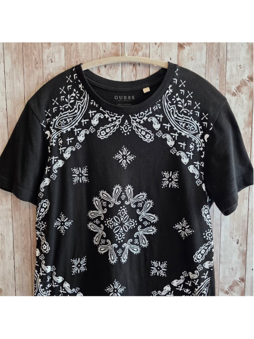 Men's GUESS Black and White Bandana Print Short Sleeve Tee XS - Picture 3 of 6